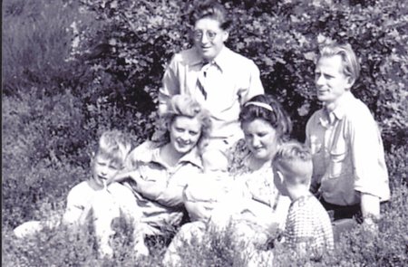 met Ome Jan en tante Rie de Boer.jpg
